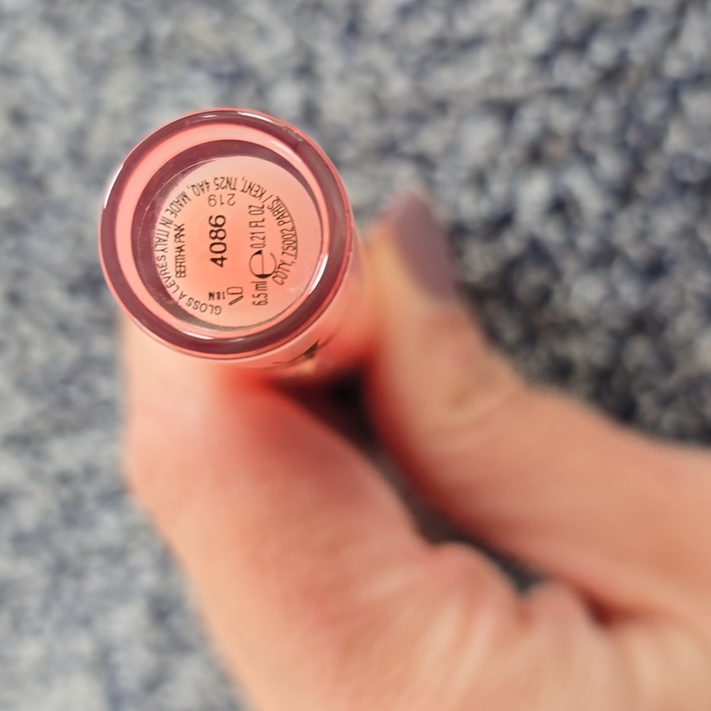 Gucci Hydrating Plumping Lip Gloss- "Bertha Pink" - Picture 4 of 5